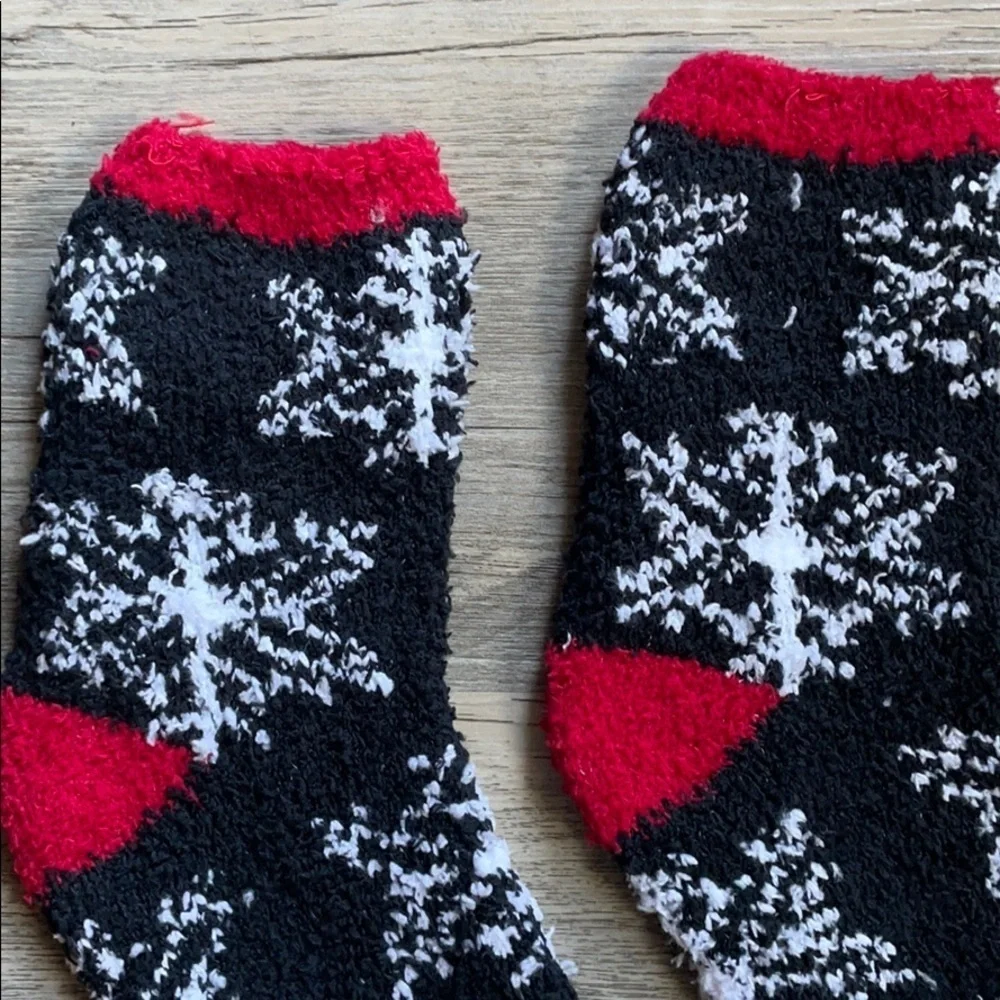 NWOT Women's Two Pairs of Fuzzy Socks Christmas Trees And Snowflakes